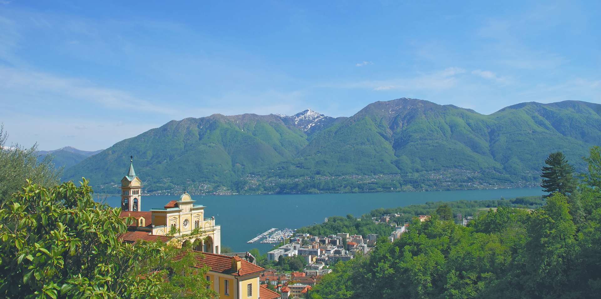Locarno, Schweiz, Blick aufs Meer und Berge