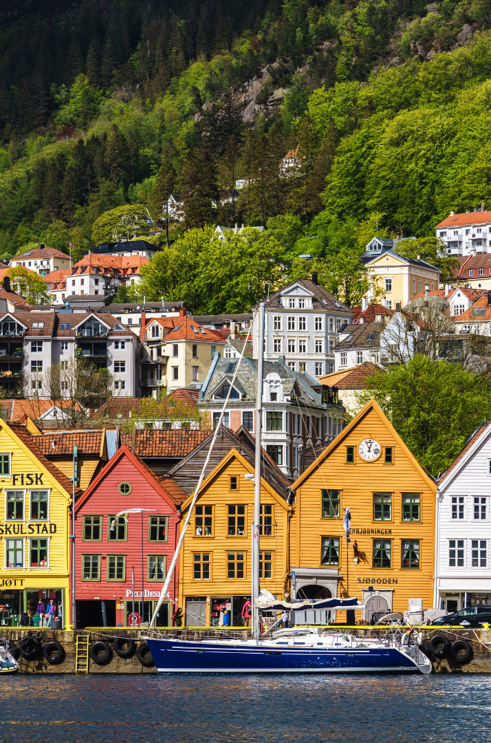 Küste mit Häusern in Norwegen